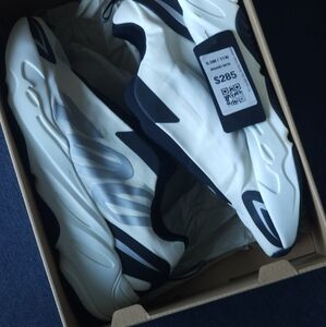 ADIDAS YEEZY SIZE 9